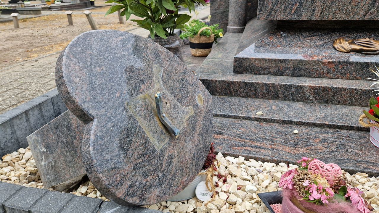 Eén van de vernielde graven (foto: Noël van Hooft).