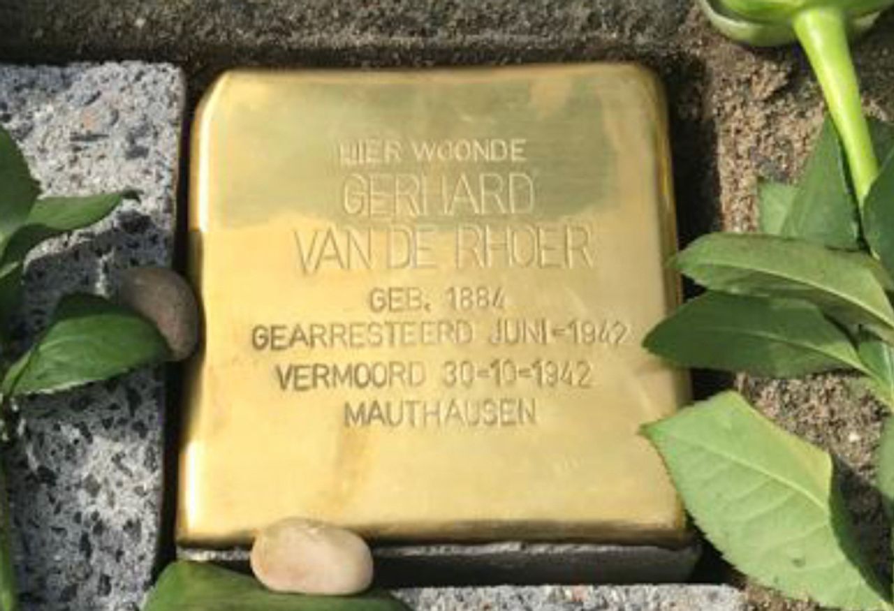 De Stolperstein voor de vermoorde Gerhard van de Rhoer (foto: Nick Meuwese).