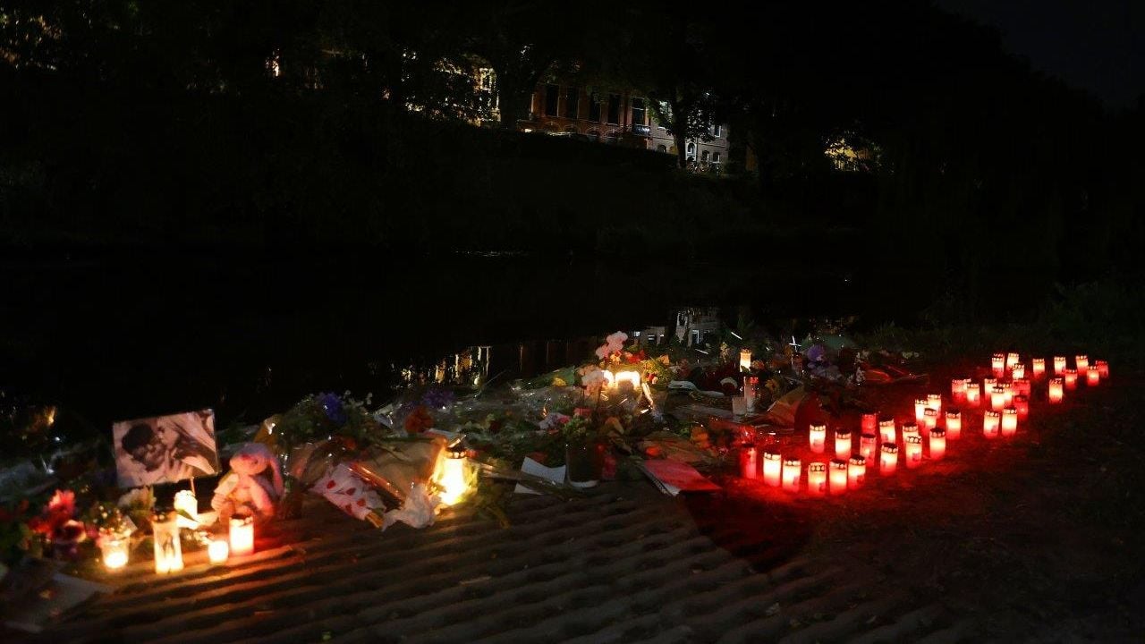 Met kaarsen werden de letters van Lucas' naam gevormd (foto: Bart Meesters).