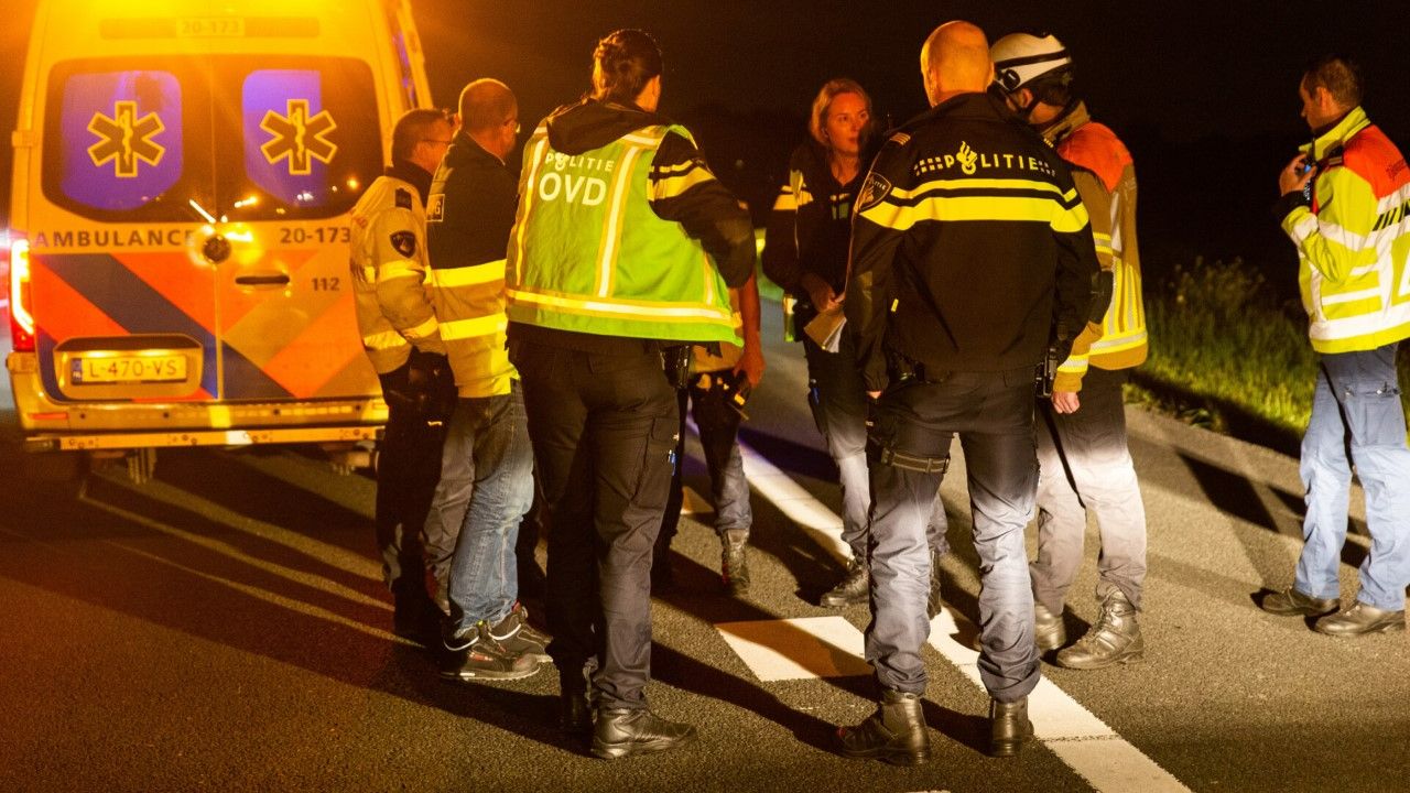 Diverse hulpverleners werden opgeroepen na de botsing op de A59 bij Terheijden (foto: Mathijs Bertens/SQ Vision).