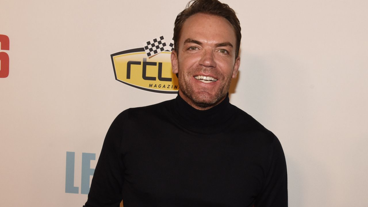 Coureur Robert Doornbos komt de kartonnen auto binnenkort ophalen (foto: Frans van Zijst/ANP).