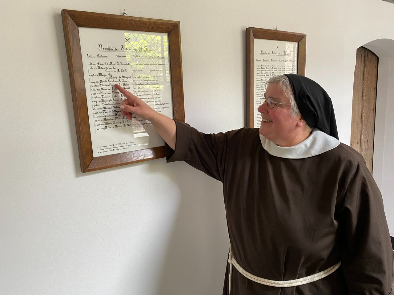 Zuster Angela wijst haar naam en intreding aan (eigen foto)