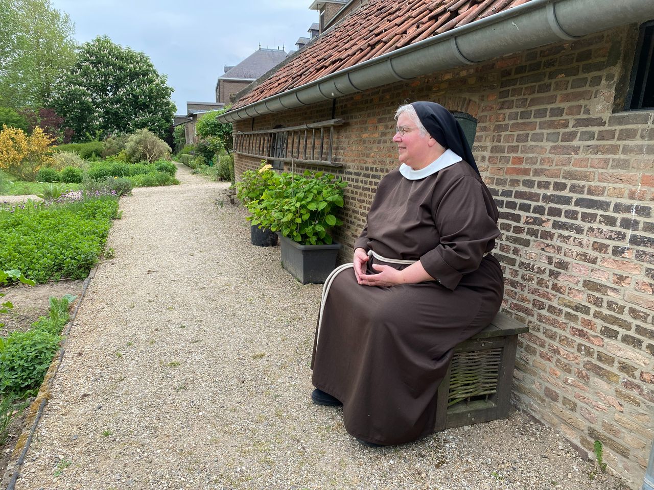 De zuster op haar favoriete plekje in de tuin. (eigen foto)