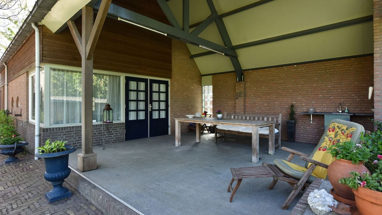 De veranda bij een van de garages (foto: De Landerije).