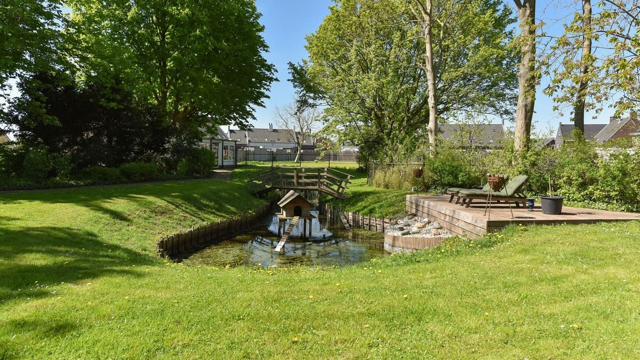 In de tuin ligt een klein vijvertje (foto: De Landerije).