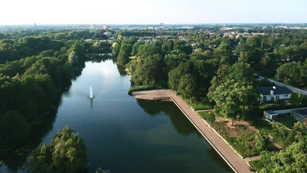 Vijver de Hazenakker is een blikvanger in de wijk (foto: Bato Makelaars en Woningadviseurs).