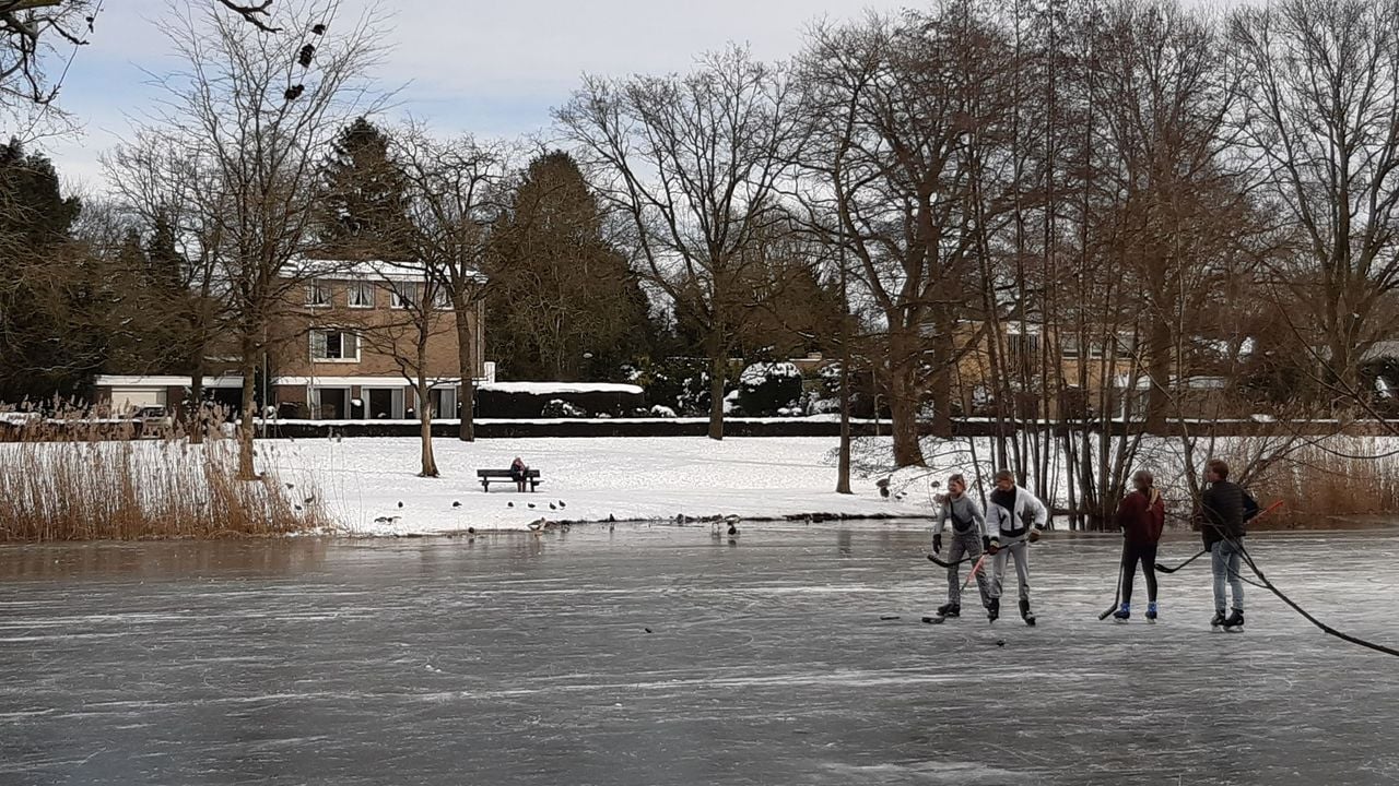 Jan kon bij streng winterweer het ijs oplopen vanuit zijn huis (foto: Bato Makelaars en Woningadviseurs).