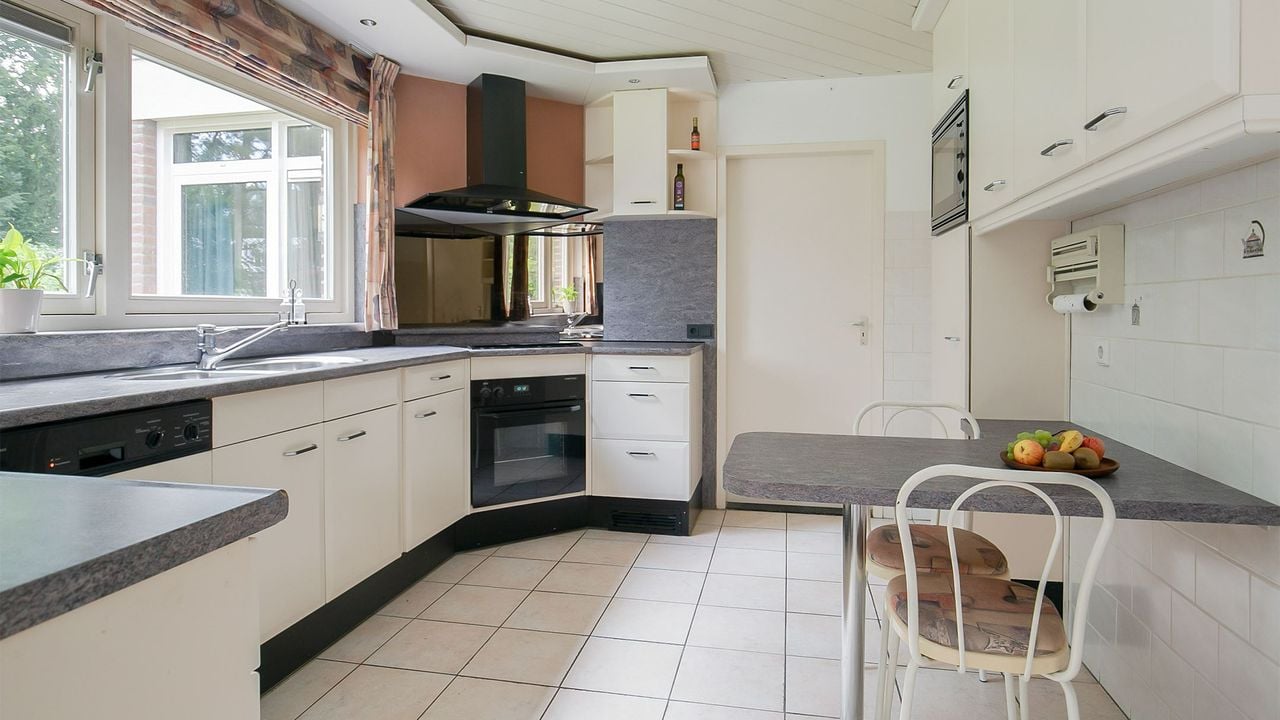 Via de keuken en de gang kan je naar het toilet (foto: Bato Makelaars en Woningadviseurs).