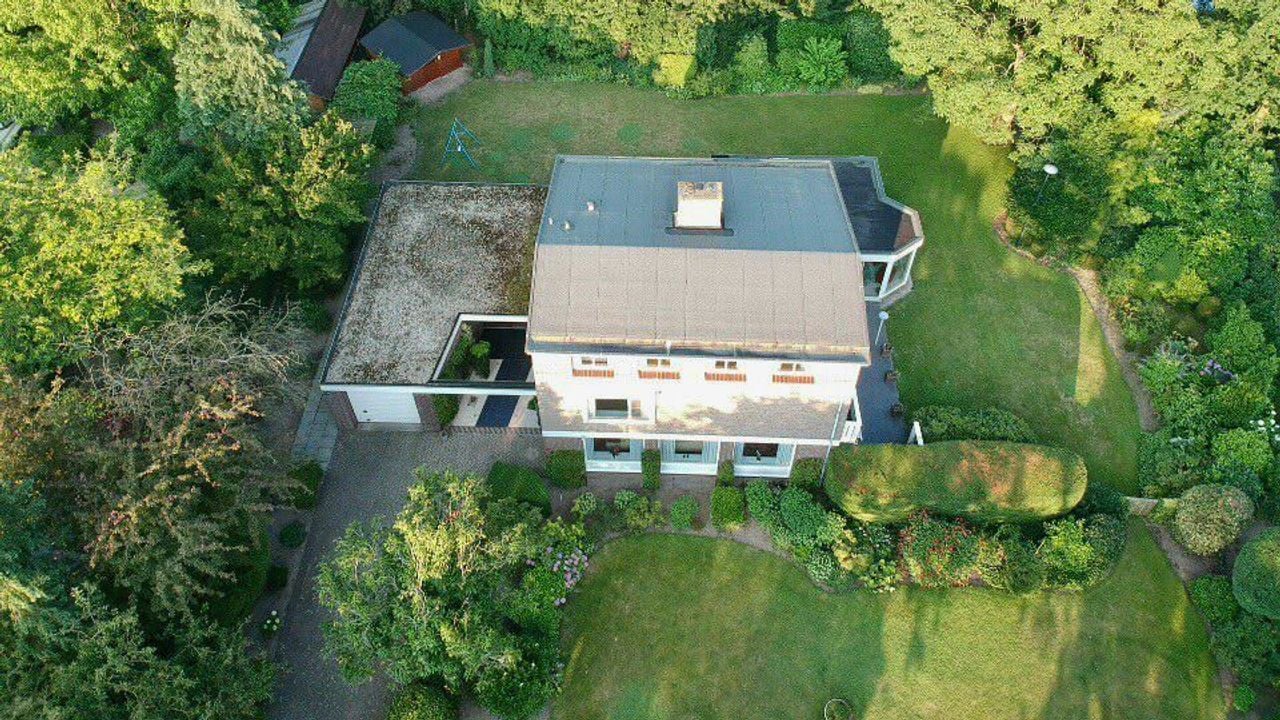 Het huis heeft een flinke tuin (foto: Bato Makelaars en Woningadviseurs).