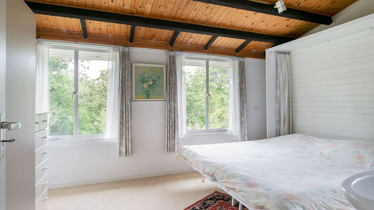 Een van de slaapkamers op de twee verdieping (foto: Bato Makelaars en Woningadviseurs).