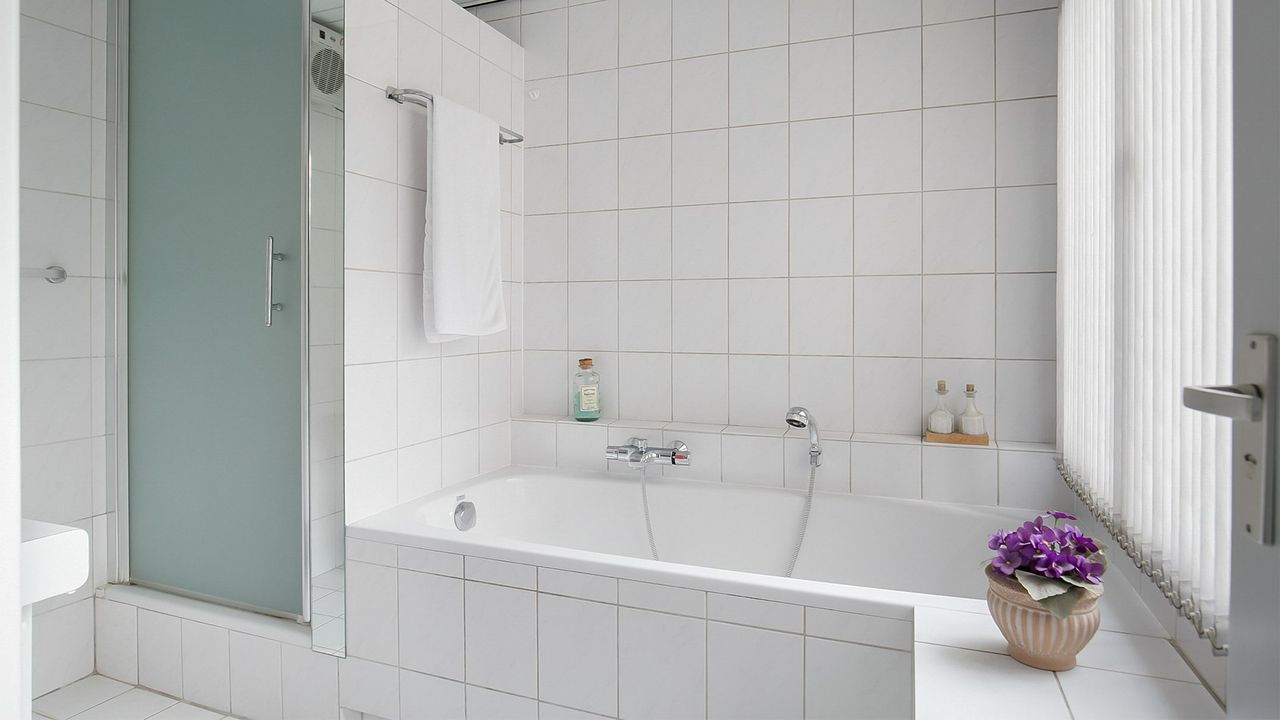 Het huis heeft twee badkamers (foto: Bato Makelaars en Woningadviseurs).