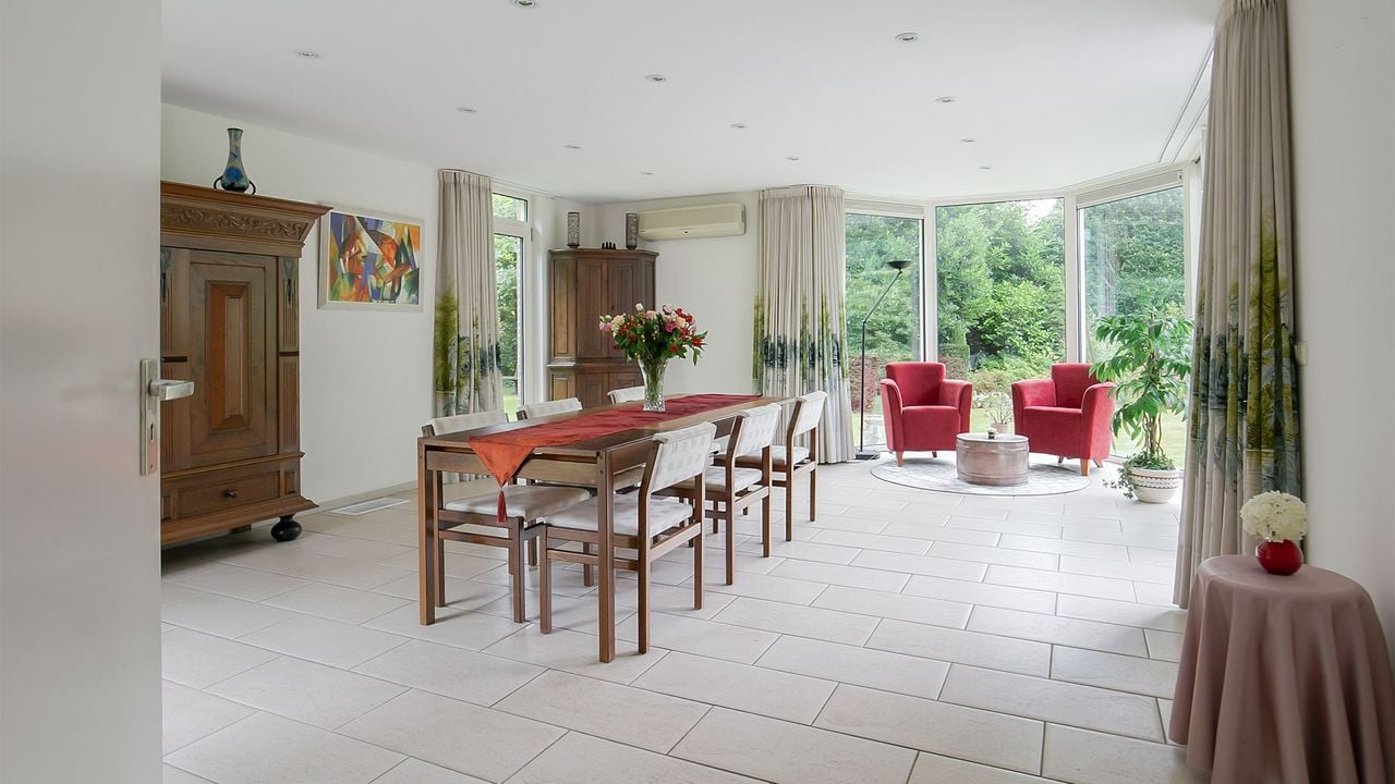 De tuinkamer is in het jaar 2000 bijgebouwd (foto: Bato Makelaars en Woningadviseurs).