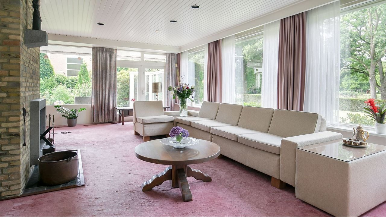 De inrichting is wat gedateerd (foto: Bato Makelaars en Woningadviseurs).