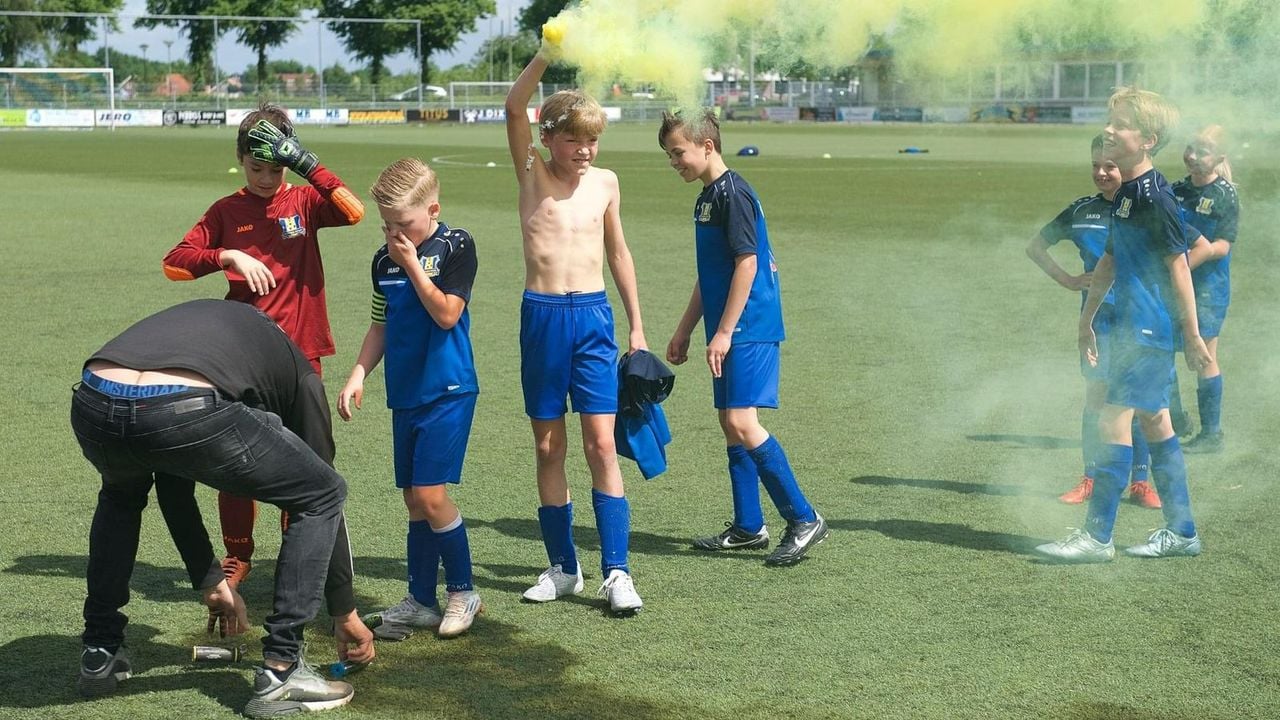 De spelers van Berghem Sport vieren met vuurwerk hun kampioenschap (foto: Ad Megens).