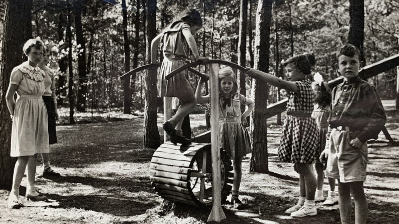 Sommige onderdelen van de speeltuin vind je nog steeds terug (foto: Eftepedia).