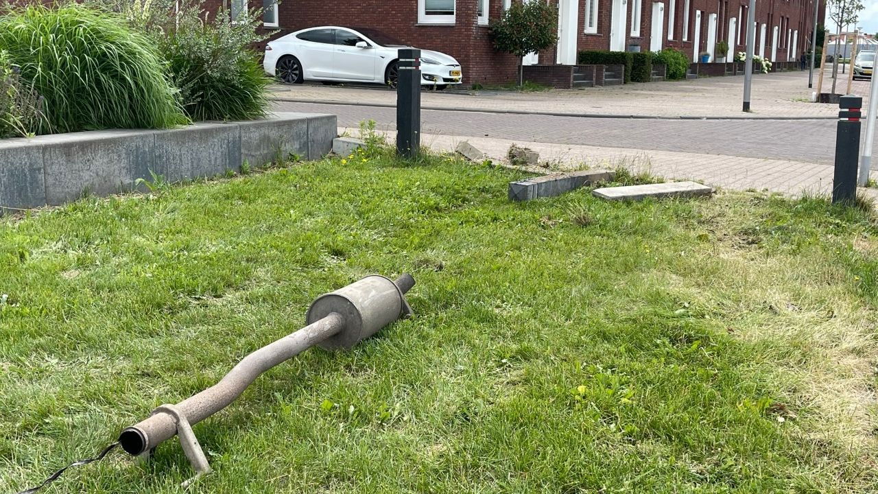 De uitlaat van het busje bleef achter na de dollemansrit door Rosmalen (foto: Bart Meesters).