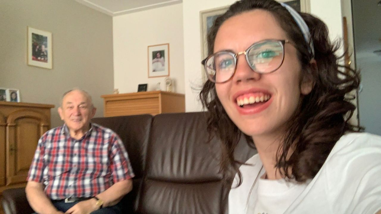 Christel in het huis van haar opa, waar Omroep Brabant altijd aan stond. Privéfoto.