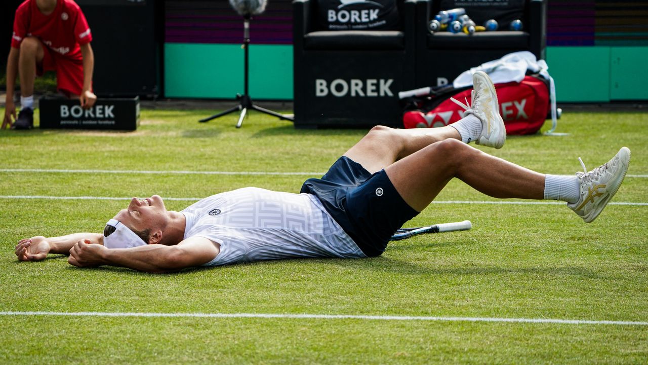 Tim van Rijthoven valt neer op het veld na zijn overwinning in de halve finale (Foto: OrangePictures)