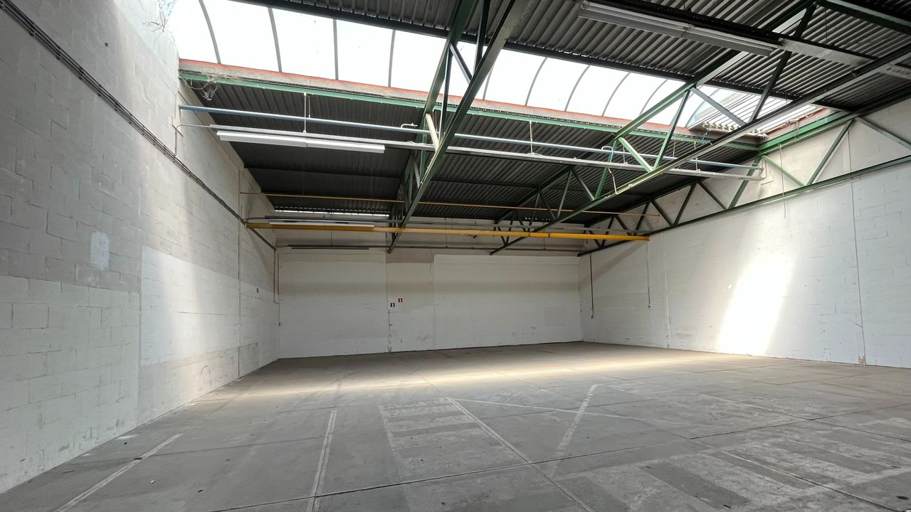 Een lege Grenco-hal waar kantoorruimtes en ambachtsplekken in moeten komen (foto: Megan Hanegraaf).