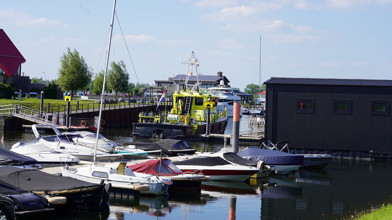 De passagiers worden met bootjes opgehaald (foto: Jeroen Stuve/SQ Vision).