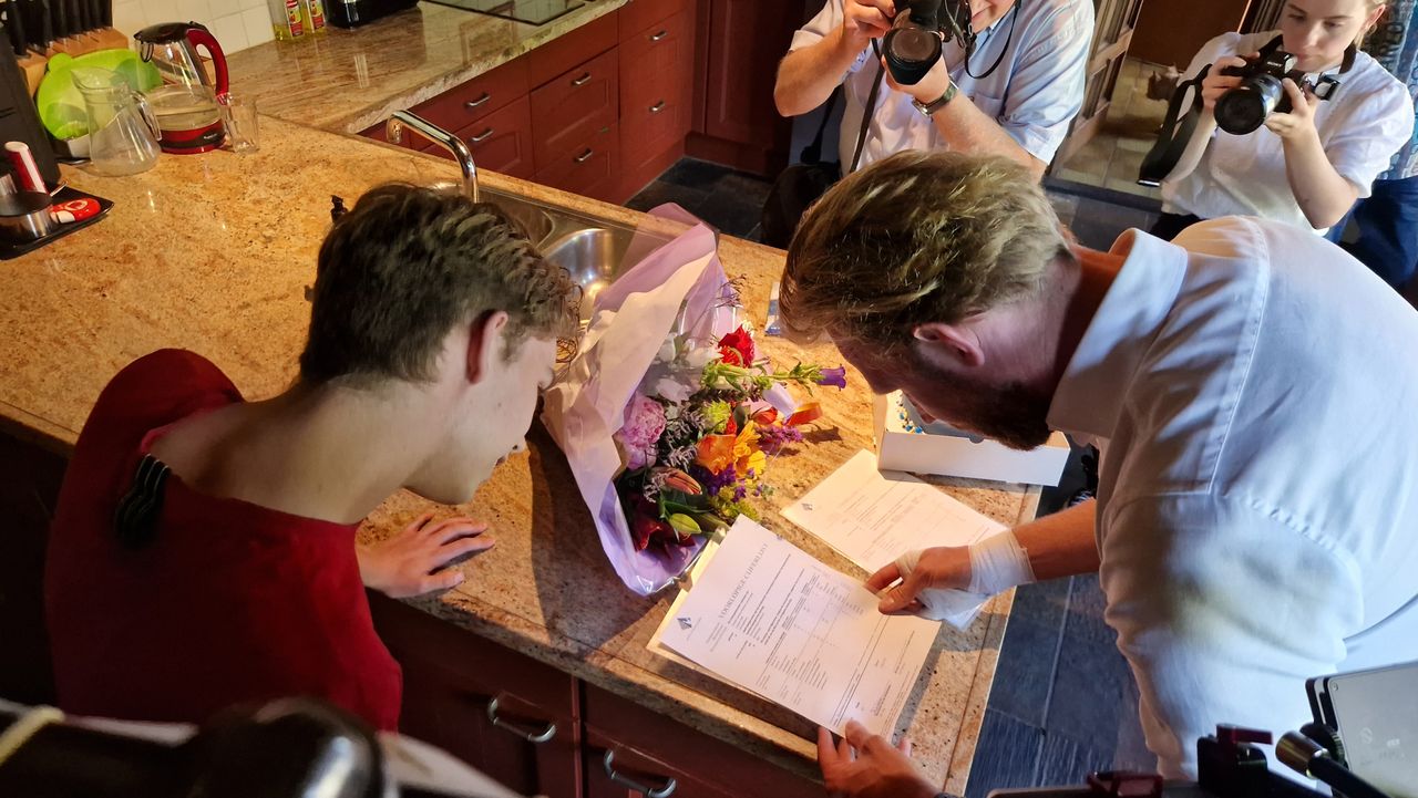 Leroy is apetrots op zijn cijferlijst vol goede punten. (foto: Noël van Hooft)