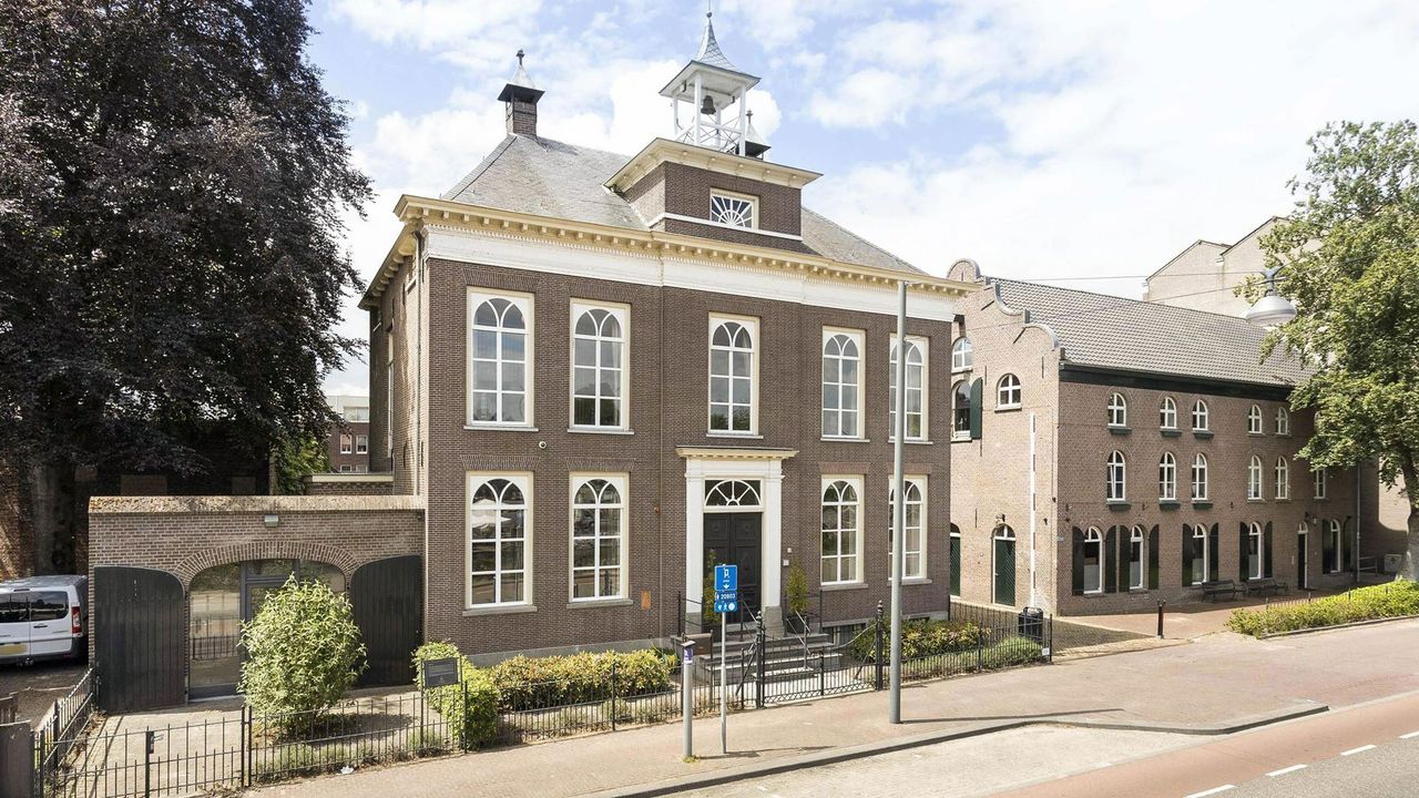 De klokkentoren is typerend voor het huis (foto: vb&t Makelaars).
