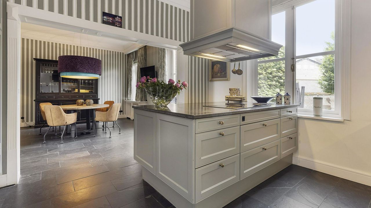 De keuken in het huis (foto: vb&t Makelaars).