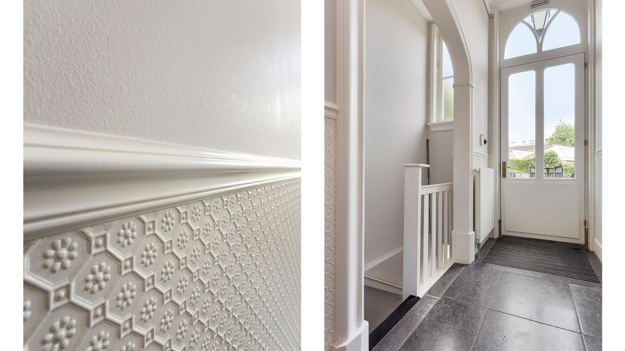 Hoge wandlambriseringen horen bij de stijl van de villa (foto: vb&t Makelaars).