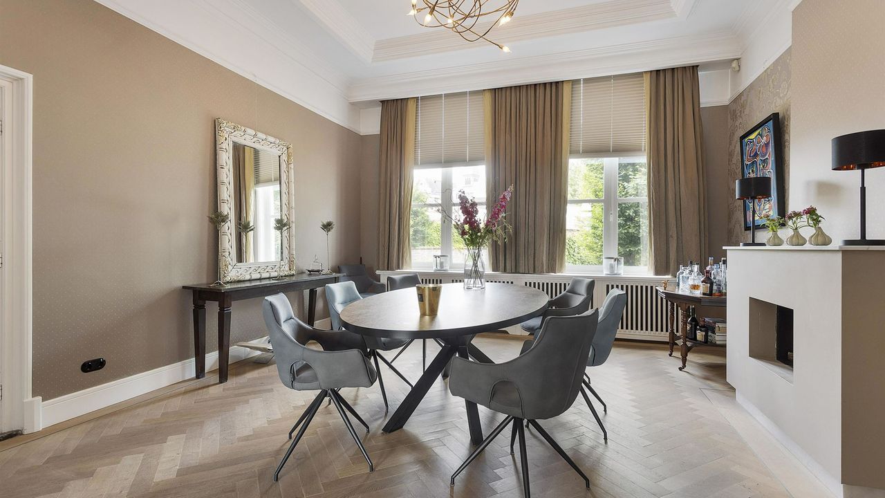 Een van de vele zitgedeeltes die het huis heeft (foto: vb&t Makelaars).