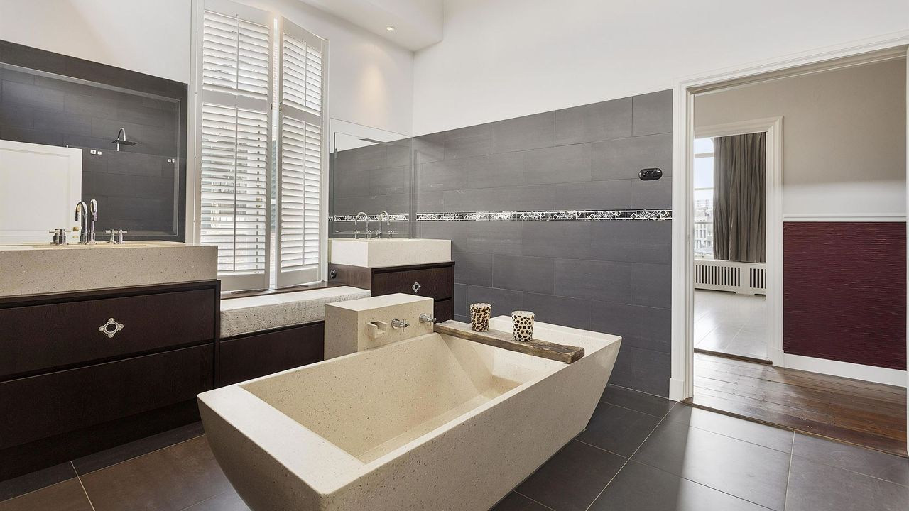 Een van de badkamers in het huis (foto: vb&t Makelaars).