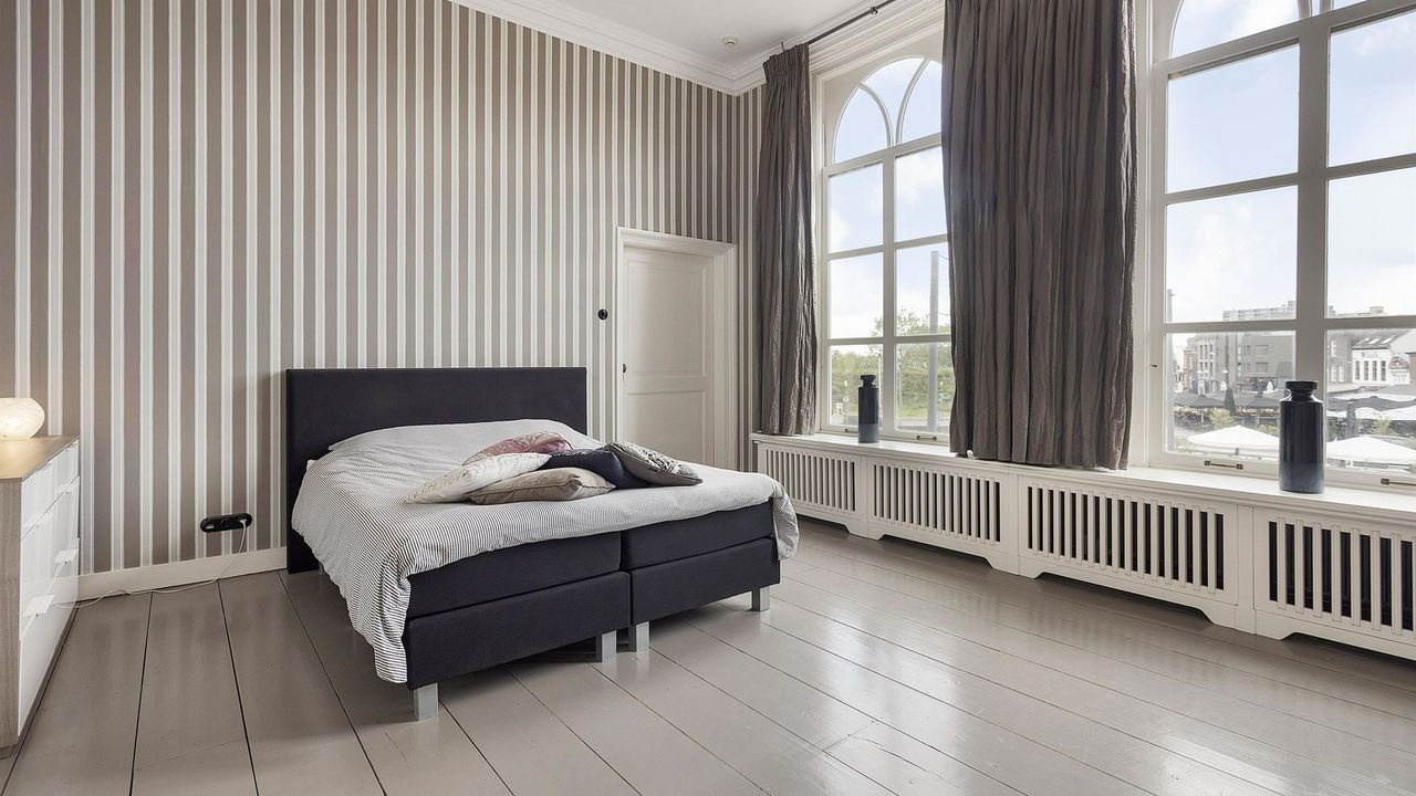 Vanaf de slaapkamer kijk je recht op de stad uit (foto: vb&t Makelaars).