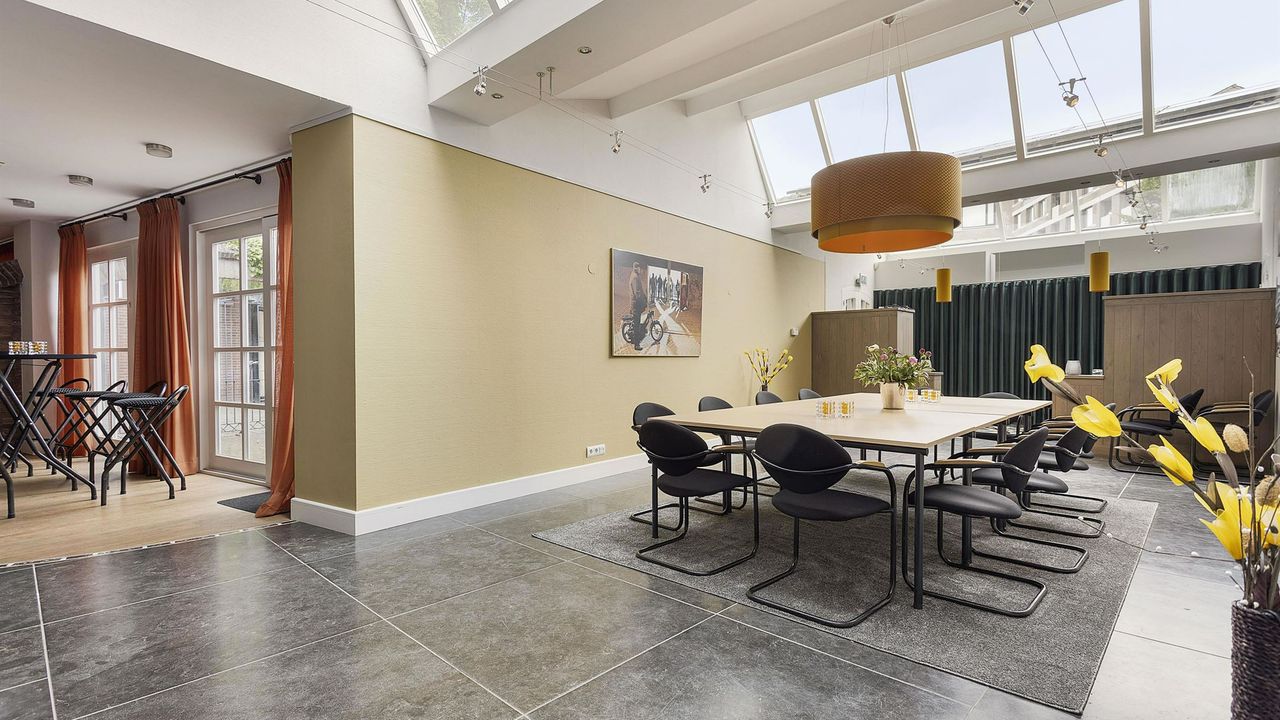 In de oude kaarsenfabriek zit nu vergaderruimte (foto: vb&t Makelaars).