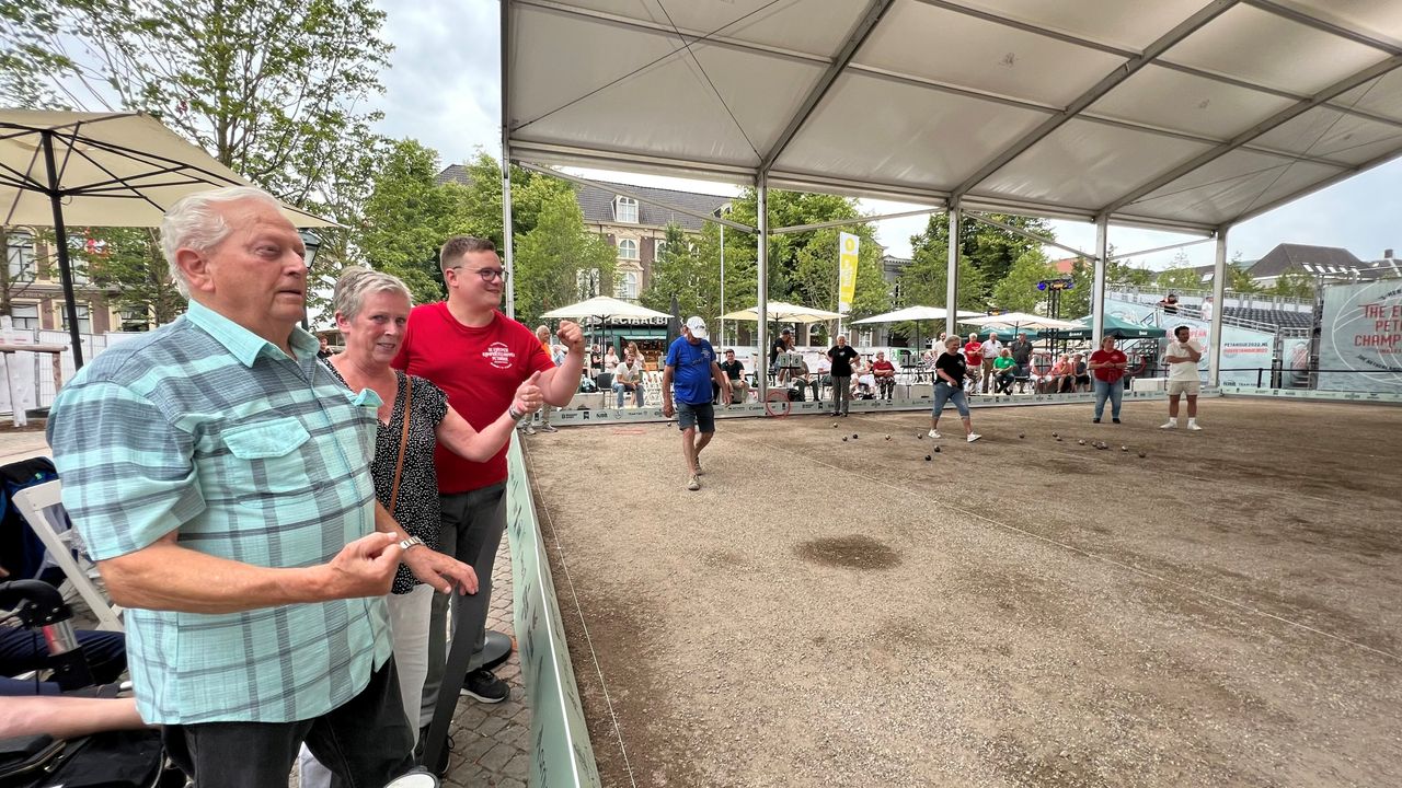 Piet uit Tilburg moedigt zijn stadgenoten aan tijdens de finale van de wijktoernooien (foto: Megan Hanegraaf).