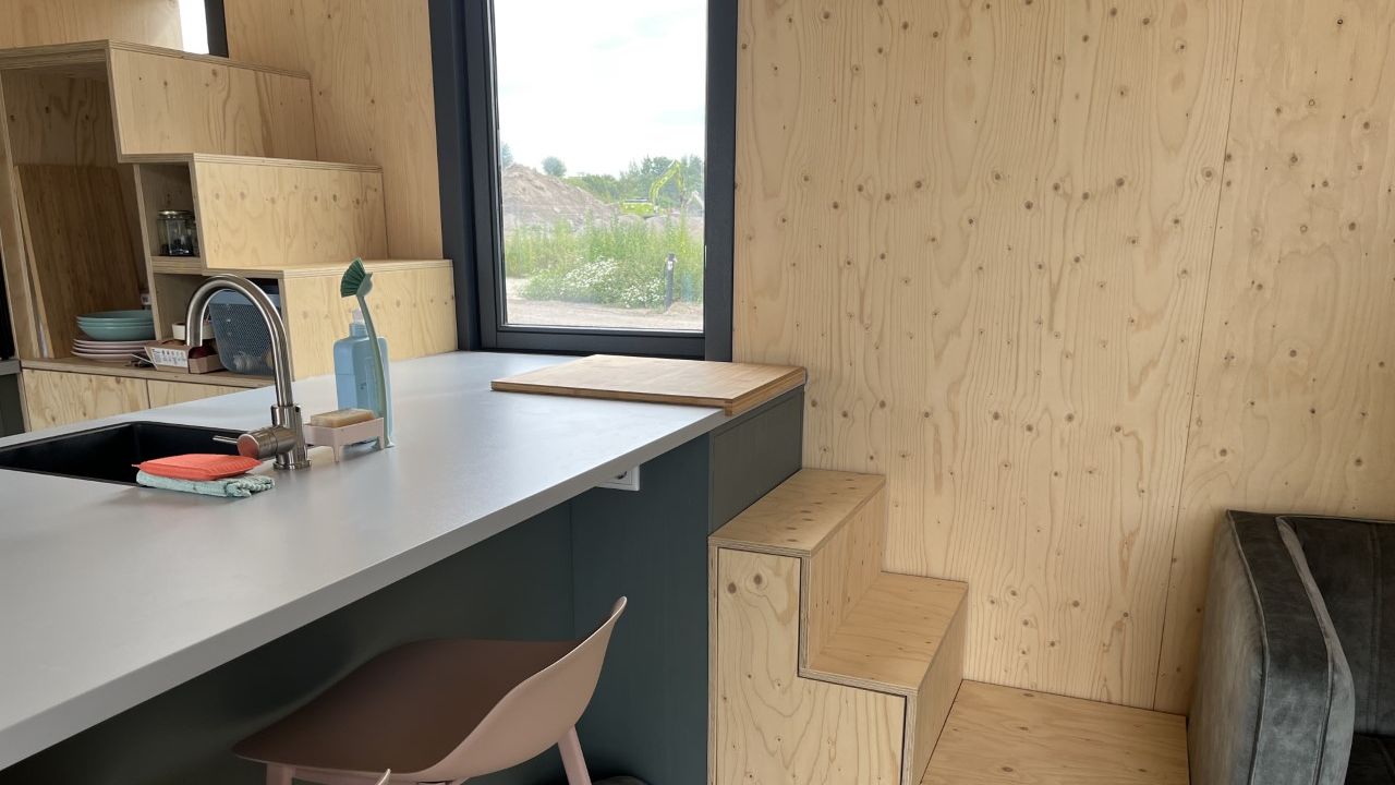 De traptrede op het aanrechtblad (foto: Rogier van Son.