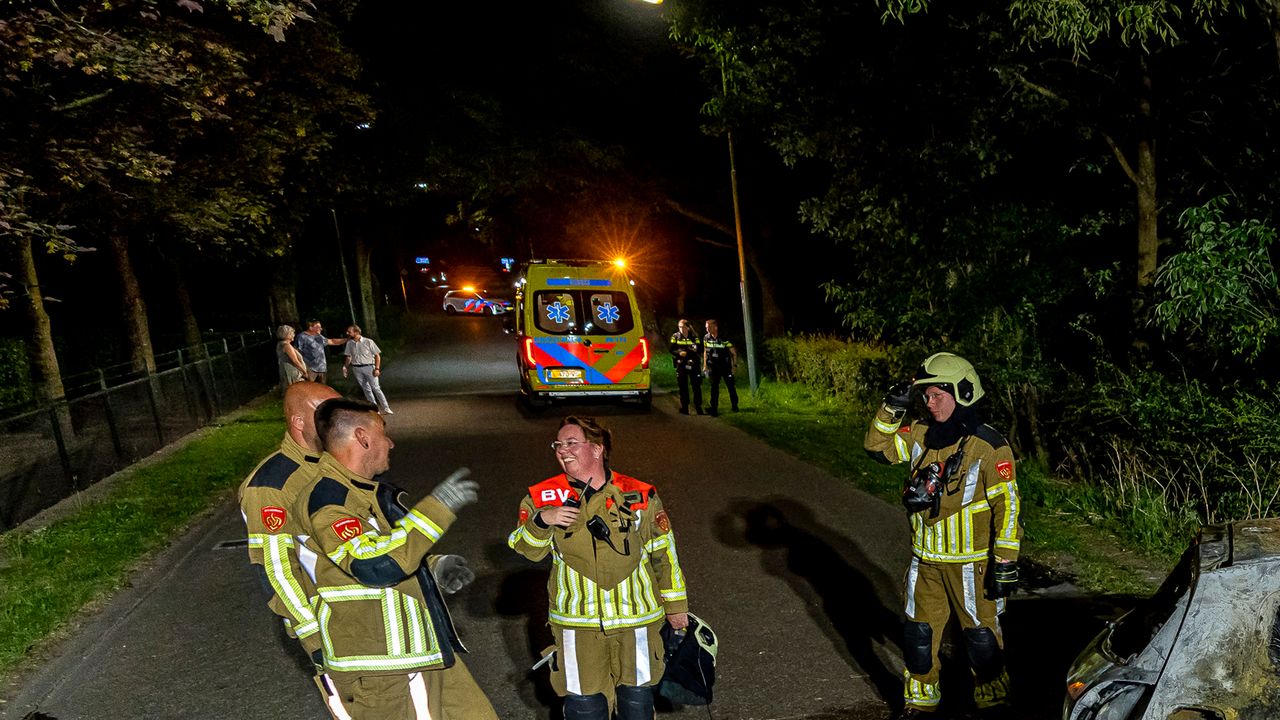 Giovanni praat na met de man en vrouw die als eersten bij het ongeluk waren. Foto: Marcel van Dorst/SQ Vision