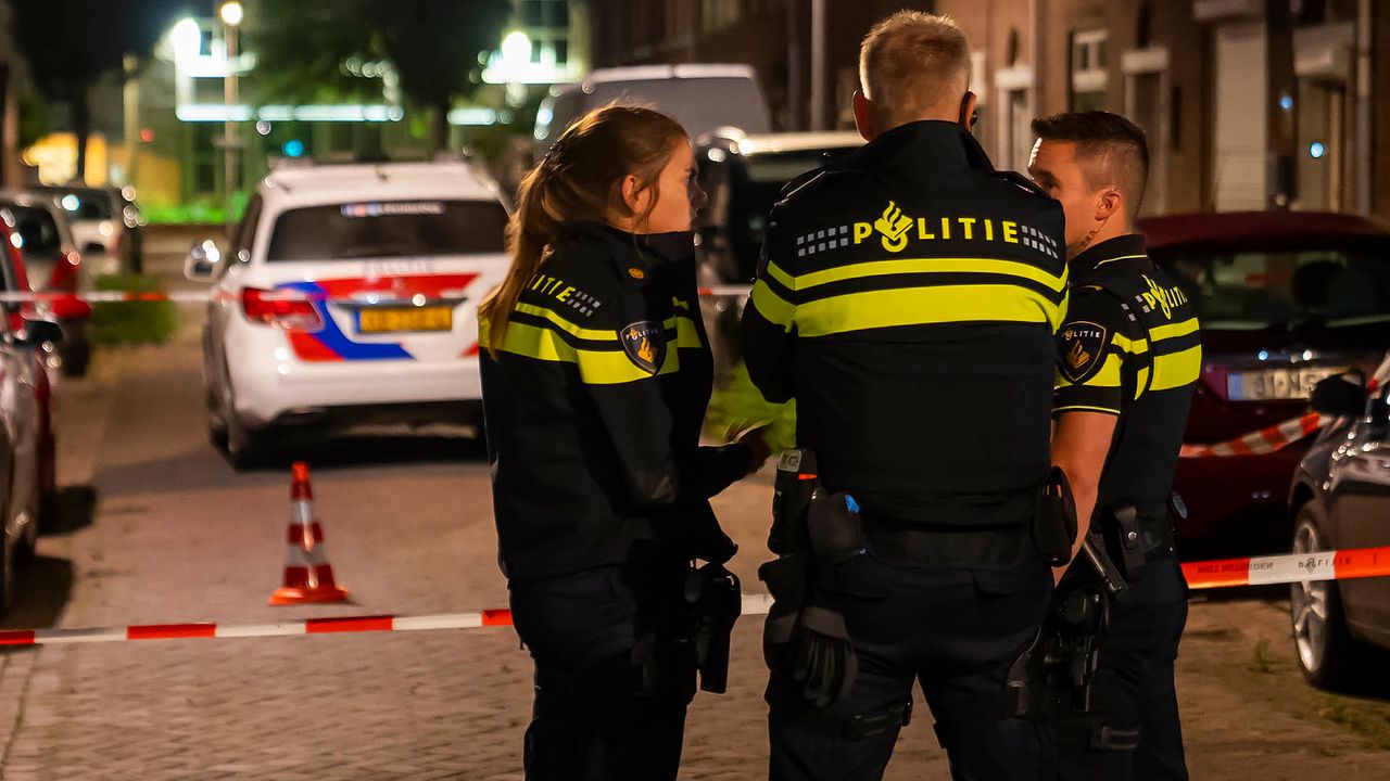 Politieoverleg na de beschieting van het huis in Oss (foto: Gabor Heeres/SQ Vision).