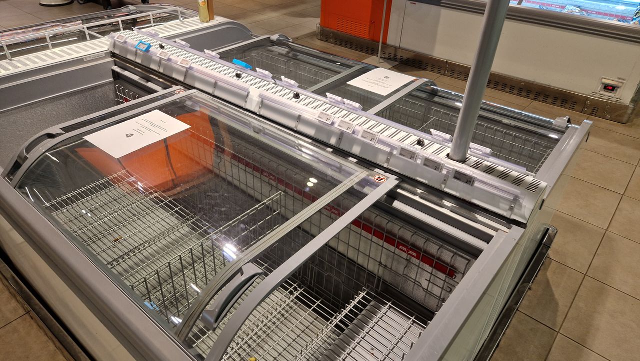 Lege vriezers in de AH XL Tilburg (foto: Noël van Hooft)