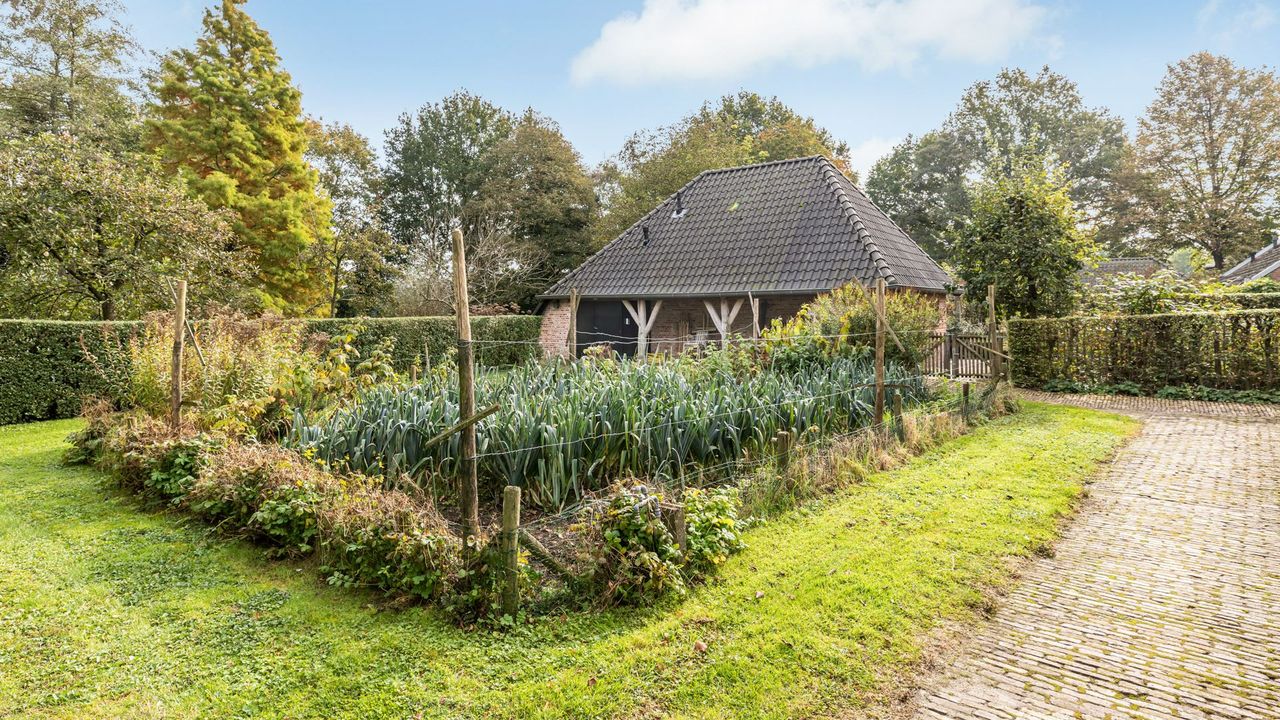 Naast een vijvertuin, kloostertuin en bostuin heeft het stel ook een moestuin (foto: Thuiz Makelaardij).