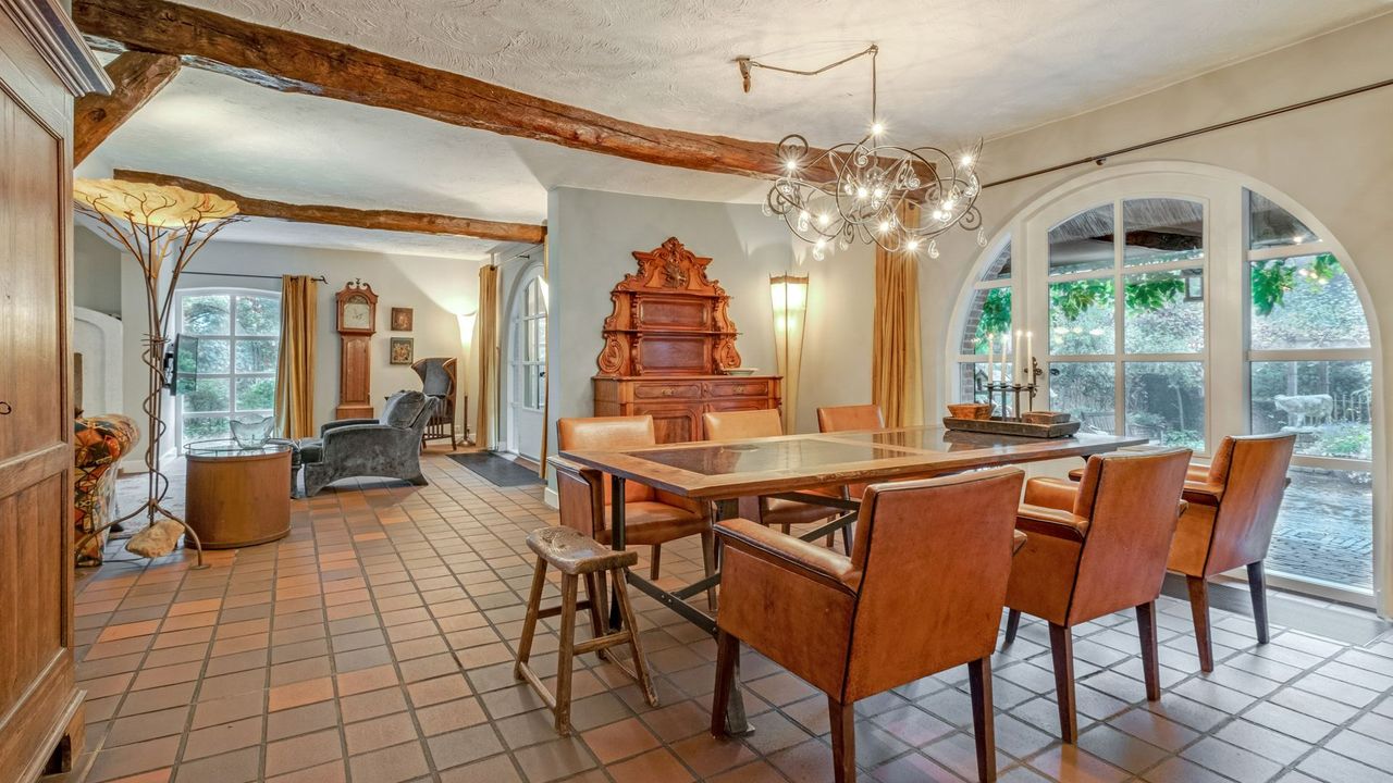 De inrichting heeft veel houten elementen (foto: Thuiz Makelaardij).