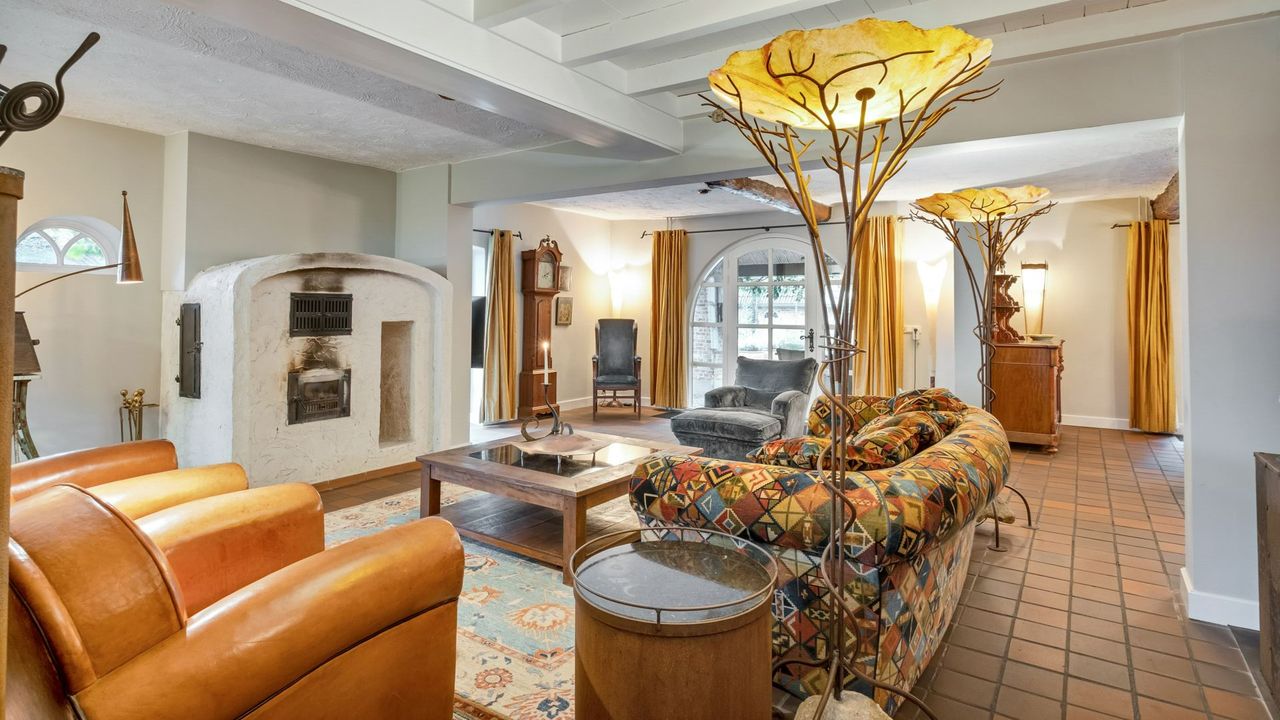 Peter en Carla stoken graag hout in hun kachel (foto: Thuiz Makelaardij).