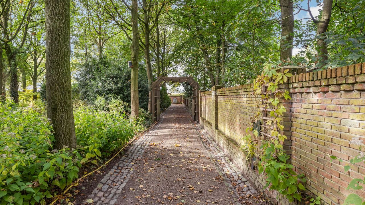 De tuin is omringd door een kloostertuin (foto: Thuiz Makelaardij).