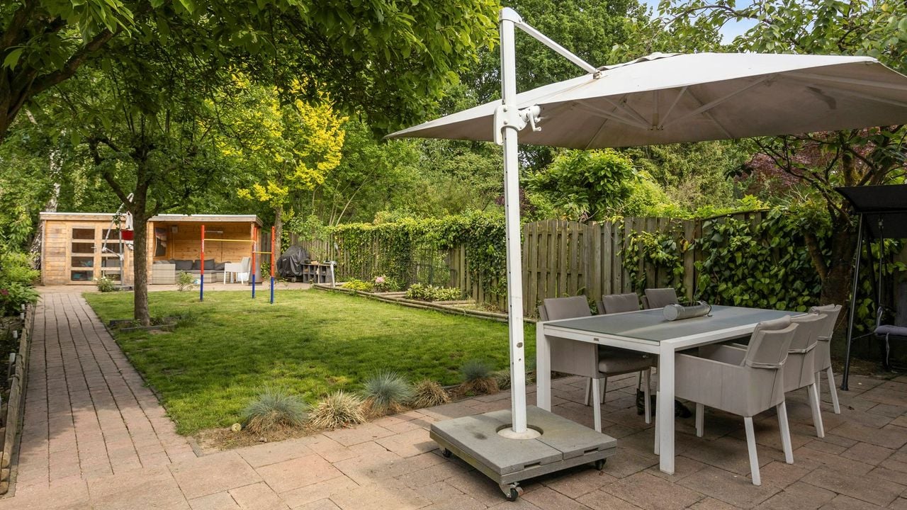 Een grote tuin vol loungeplek (foto: Makelaar Van Uffelen).