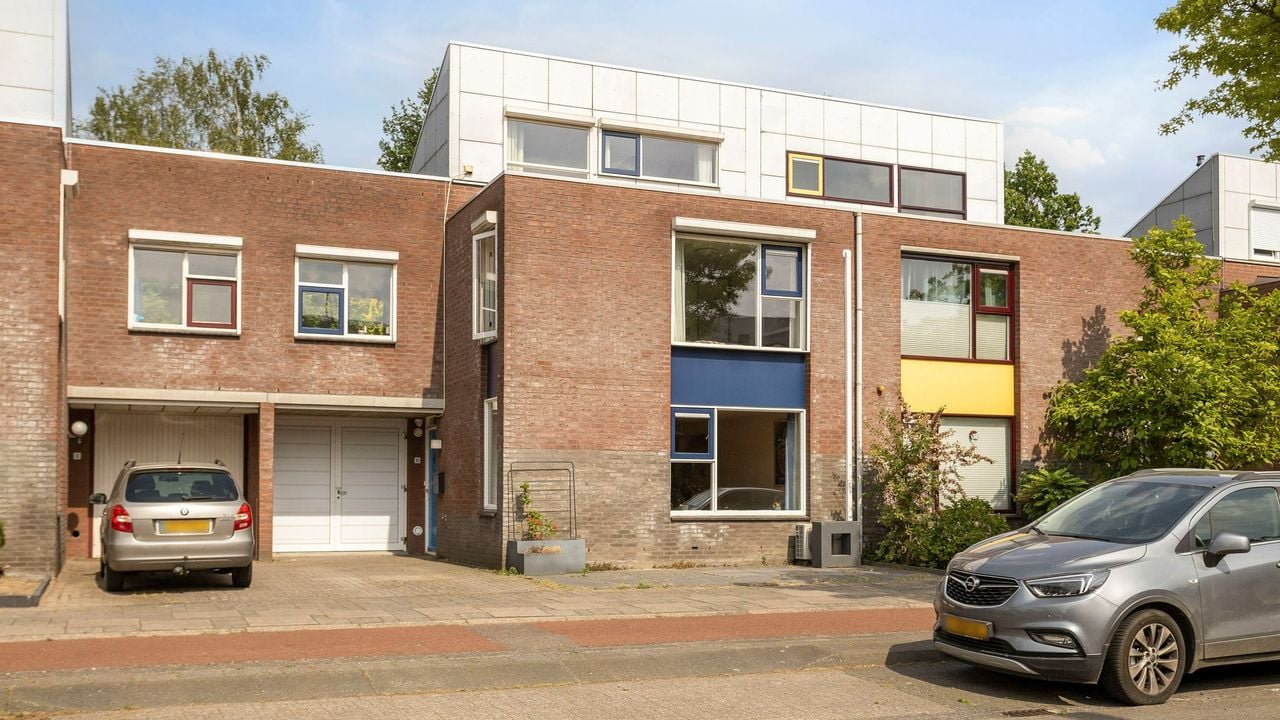 Het huis staat in de straat Sprookjesbosch (foto: Makelaar Van Uffelen).