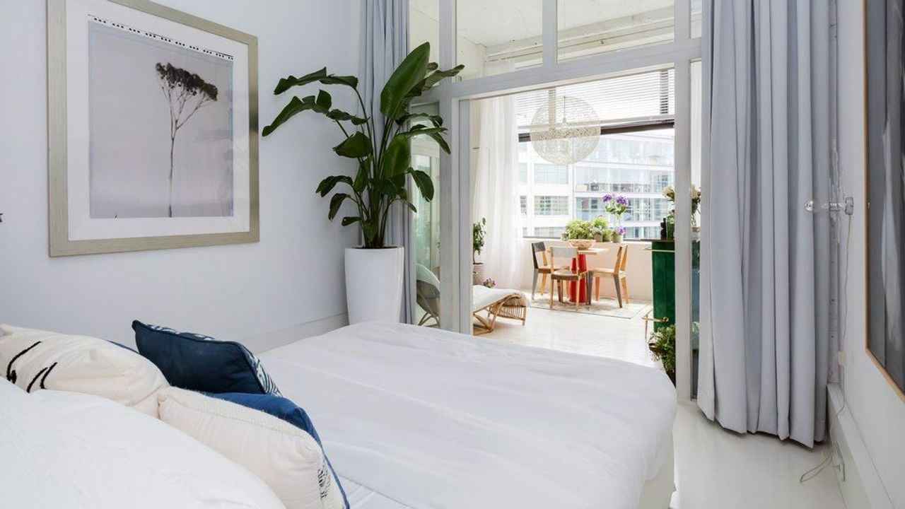 De master bedroom heeft uitzicht op het balkon (foto: Honders/Alting Makelaars).