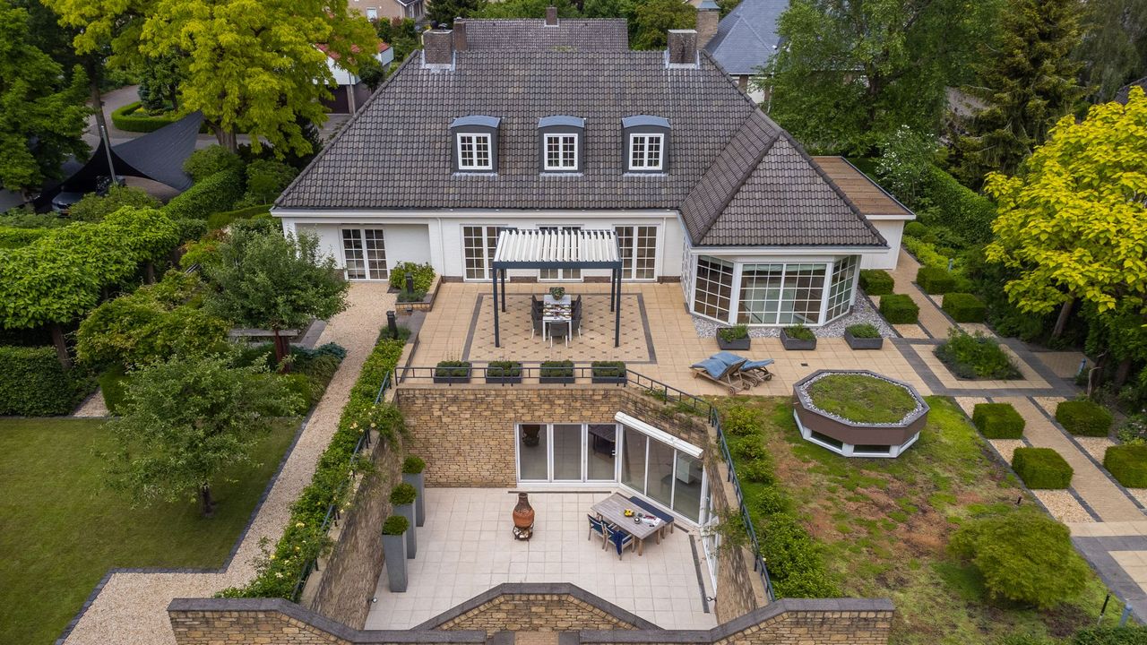 Een flinke villa met een flink stuk grond (foto: CATO makelaars).