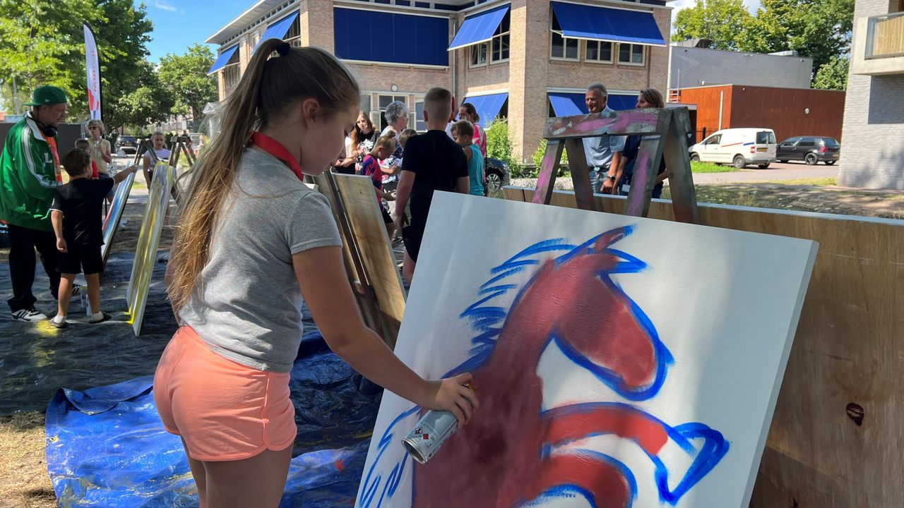 Kinderen maken vrolijke kunstwerken na de vreselijke gebeurtenissen in de wijk (foto: Megan Hanegraaf).