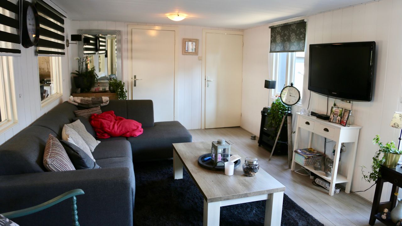 De woonkamer in het chalet.