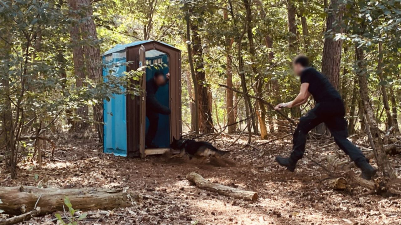 Senna stormt af op een 'verdachte'. 