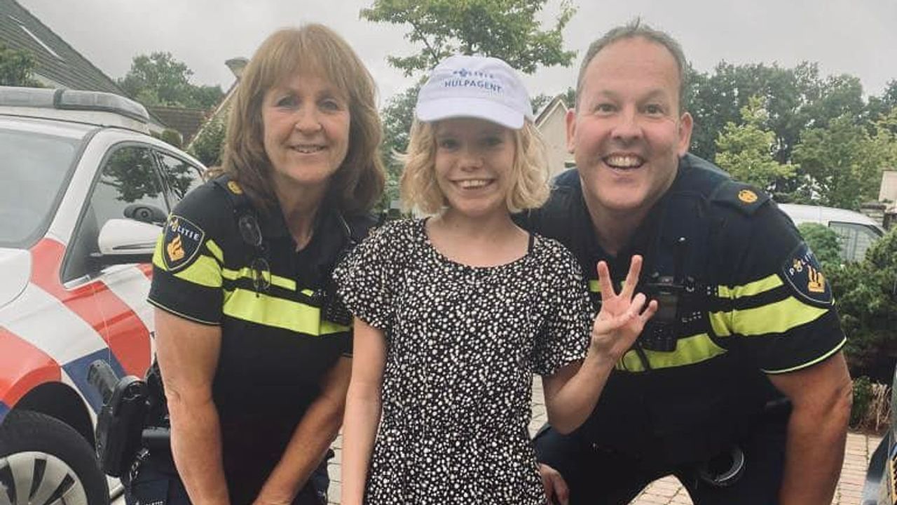 De agenten bezorgde Karlijn de dag van haar leven (foto: Facebook moeder Melanie).