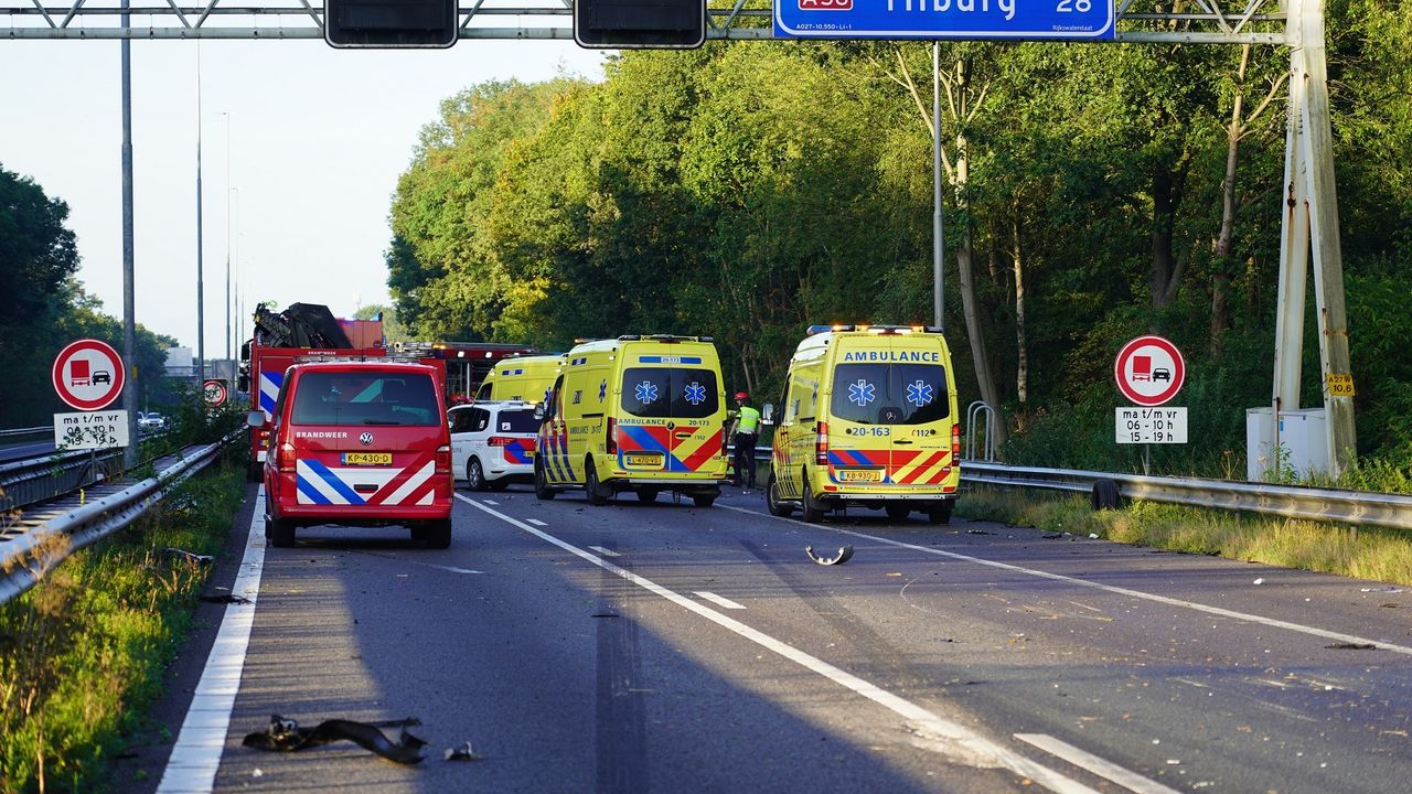 Vanwege het ongeluk op de A27 werden diverse hulpverleners opgeroepen (foto: Jeroen Stuve/SQ Vision).